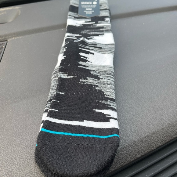 b7 TWO PAIRS OF MENS STANCE CLASSIC BLACK WHITE CREW SOCKS SIZE (6/12) LARGE - Picture 3 of 3